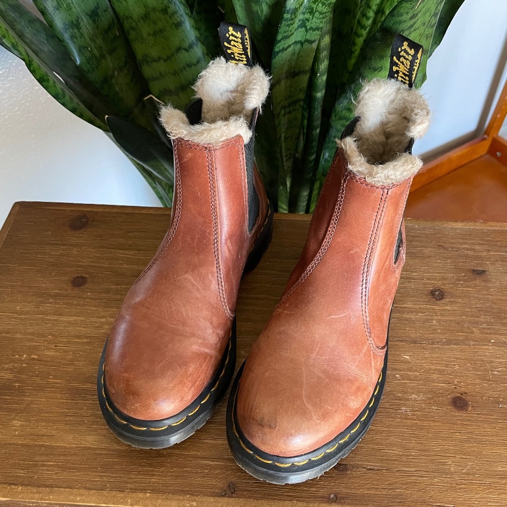 Women's Faux Fur- Lined Leather Dr. Martens Chelsea Boots Sz 6